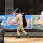 내 최애 우산쓰고 가는거 볼 사람