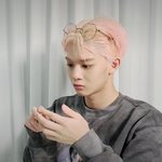 <b>팬</b>들이 속눈썹 보여달라니까 뽑아서 보여준 <b>아이돌</b>