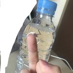 <b>생수</b> 뚜껑 더럽게 안 까지는데