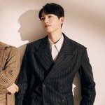 와 송중기 옆모습 지<b>린다</b>
