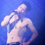 생각보다 큰 타투를 한 아이돌들.jpg