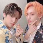 [펜타곤] 옷이랑 머리가 저렇게 <b>화려</b>한데