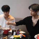 무대<b>의상</b> 입고 닭강정 먹는 돌