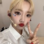 아이돌 <b>무대화장</b>이 엄청 진하구나