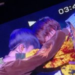 [NCT즌] 맠동 이날 개좋음 <b>롤코</b> 무대 중 둘이 핸쉐 하기 전