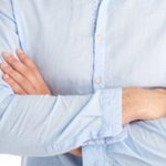 공항에서 <b>팔짱</b>끼는자세로 다니는거