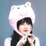 살구색 뺨이 매력인 <b>여</b><b>돌</b>들