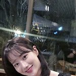 [추반] <b>이나은</b> 사진 들고가서 머리 하는거
