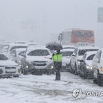 <b>폭설</b>에 꽉 막힌 미시령 도로…3시간 오도 가도 못해