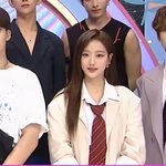 <b>이나은</b>이 예쁜얼굴이 아니야??
