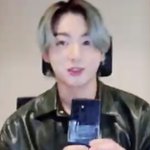 전정국 폰 깨져서 테이프 붙이고 <b>다님</b>