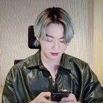 박살난 폰 <b>테이프</b>로 붙여서 쓰는 방탄 정국