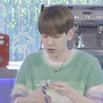 변백현 <b>사탕</b> 막대 자르고 웃는거 ㅋㅋㅋㅋ