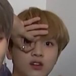 타임 기다리면서 케이준 <b>샐러드</b> 먹는 중... 저메추.. 머먹을까