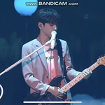 원래 건반만 치던 애가 기타잡으니까