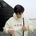 옷에 그려진 <b>곰</b> 따라하는 남<b>돌</b>