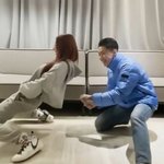 이<b>신발</b> 궁금한데 뭔지 아는 사람 있어?