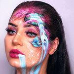 얼굴에 직접 작품 그려내는 금손