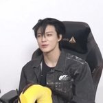 <b>제노</b> 머리 왜 그래?