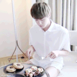 빅히트 <b>소속</b> 가수들 전통의 빵 먹는 방법