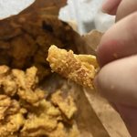 치킨 시켜먹다 닭 <b>깃털</b>이 나온건 무슨 경우인가요?