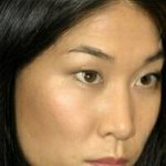 초등학생 제 딸이 저랑 닮았다며 어떤 <b>사진속</b> 남자를 자꾸 보여줘요