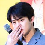 <b>세훈</b> 맨날 코긁어..