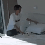 [방탄소년단] 나 잠버릇 심해서 <b>이불</b> 다 차는데