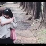 백....현이가 누구를 <b>안아</b>주는