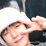 변백현 <b>윙크</b>브이 하는 거 봐