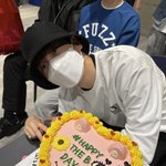 [더보이즈] 케이크 아래에 <b>흰색</b> 크림 약간 마늘쫑같다