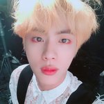 뷔는 이제 얼굴 전보다 맘에 안들어서 셀카 잘 안 찍는 대매