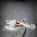 드레스와 함께 춤추는 발레리나