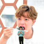 짤하나 멤버를 먹는 <b>육성재</b>