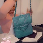 절친에게 명품 가방 선물한 카디비