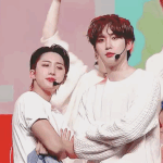 [펜타곤] 아 <b>우석</b>이 뒤에서
