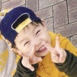 본진 <b>애기때</b> 사진 보는데 손가락