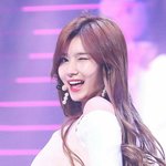 무표정은 꼭꼭 숨겨두는 미<b>소장</b>인들