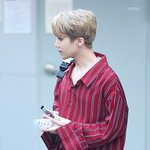 [펜타곤] 금발+빨간 <b>셔츠</b>