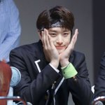 [더보이즈] 이건 손이 큰거야? 아니면 <b>얼굴</b>이 작은거야?