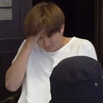 <b>이마</b> 짚는 하찮은 김남준