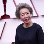 "올해의 시상식 챔피언" 윤여정 <b>입담</b>에 미국, 영국 홀딱 반했다