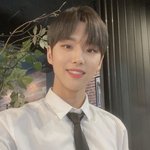 [펜타곤] 홍시 옷 <b>평소</b> 스타일 아닌데?