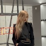 생로랑x로제 절대 실패할리 없는 <b>조합</b>