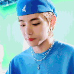 [방탄소년단] 방탄소년단 <b>뷔</b>는 안경을 쓰면 섹시해 보여요.