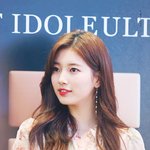 등 <b>뒤</b>에 조명 켜놨나 싶은 화사한 女<b>돌</b>