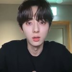 <b>황민현</b> 왤케 잘생김?