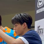 너왜지금중국이야?왜나랑다른땅밟고있어요?왜자꾸촬영해요?왜자꾸<b>딴여자</b>랑말해요?..