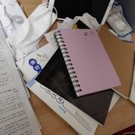 야 얘들아 공부하려고 하는데 책상 <b>이지랄남</b>
