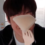 배 한 조각으로 <b>눈코</b>입이 가려지네..
